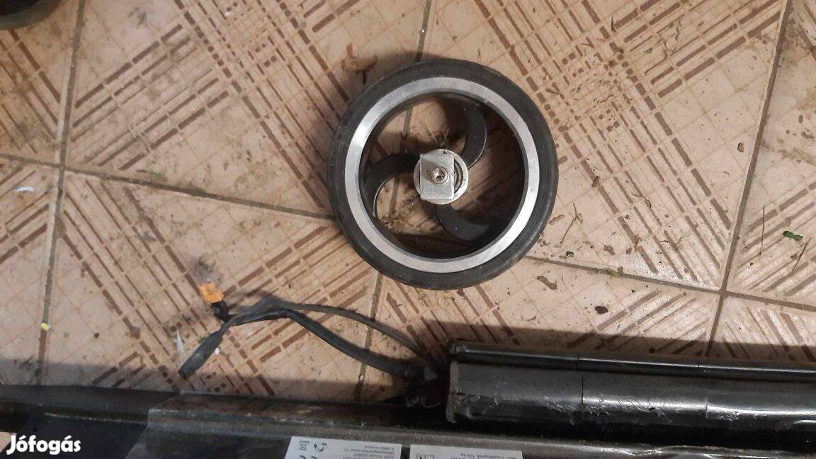 Elektromos roller alkatrész szétszedett
