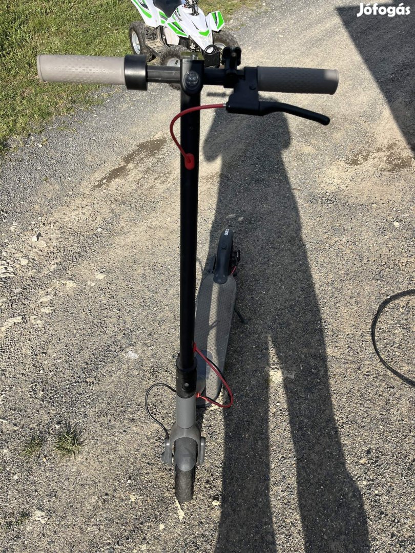 Elektromos roller alkatresznek