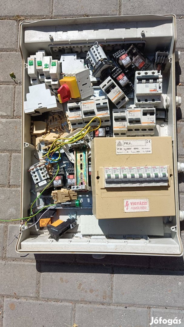 Elektromos szekrény biztosíték relék stb