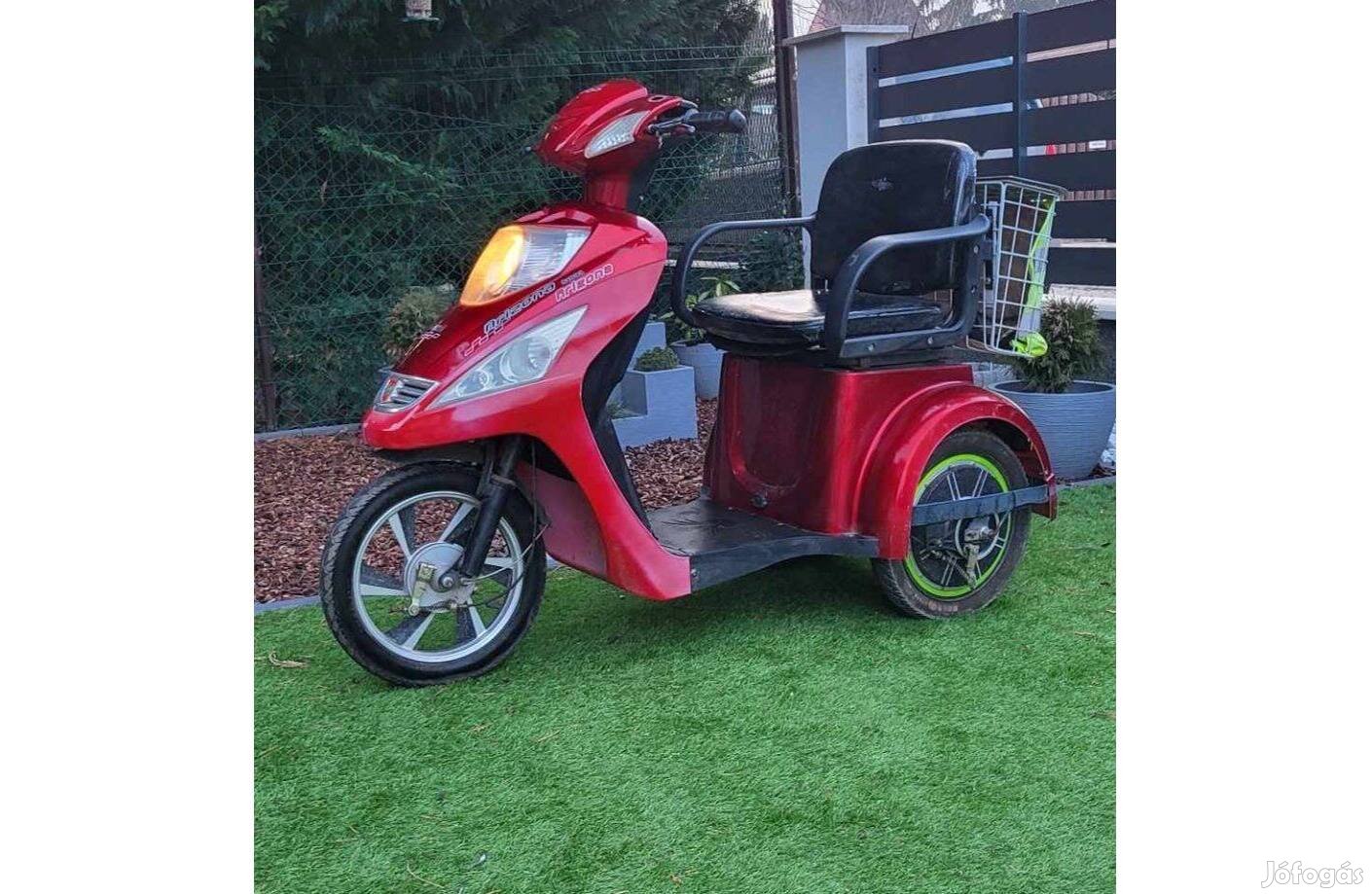 Elektromos tricikli moped robogó tricikli rokkantkocsi gari kiszáll
