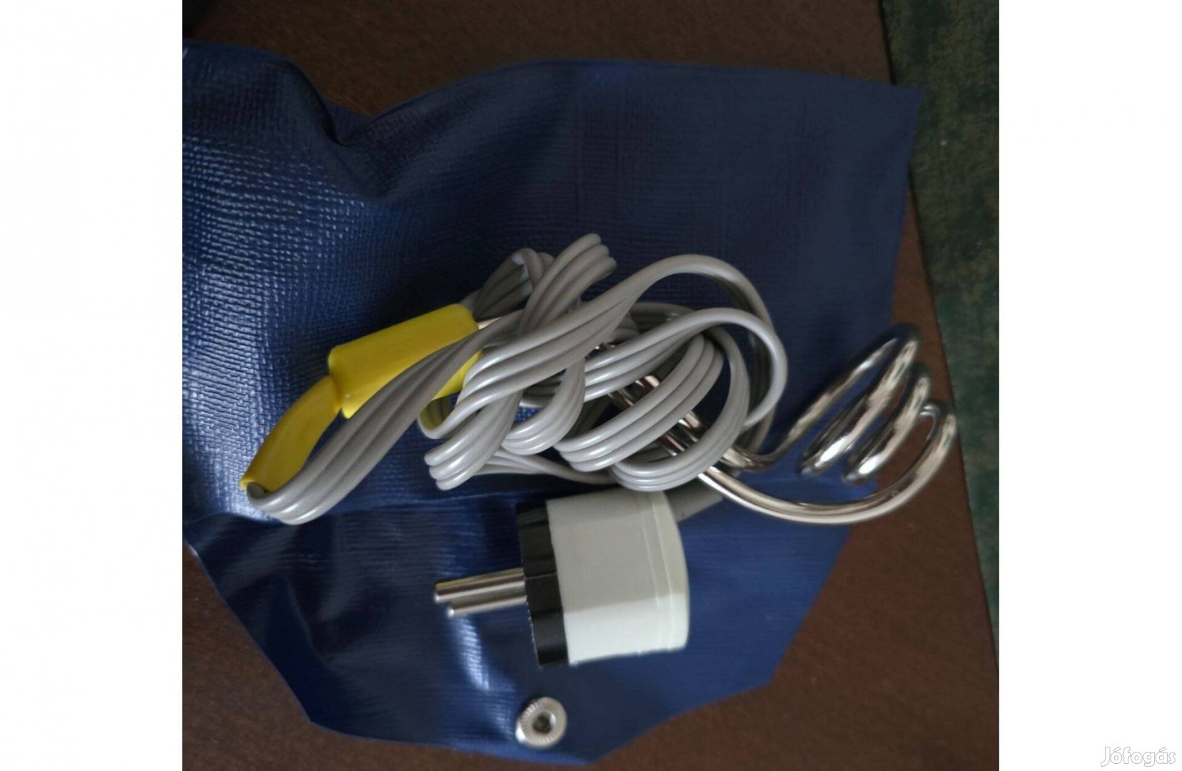 Elektromos úti vízmelegítő tokjában