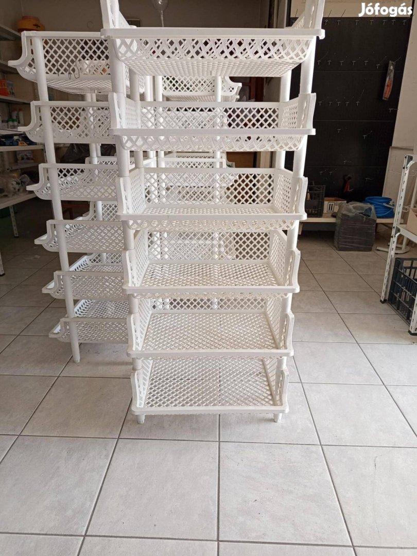 Elemekből tetszőleges méretre összeállítható műanyag polc