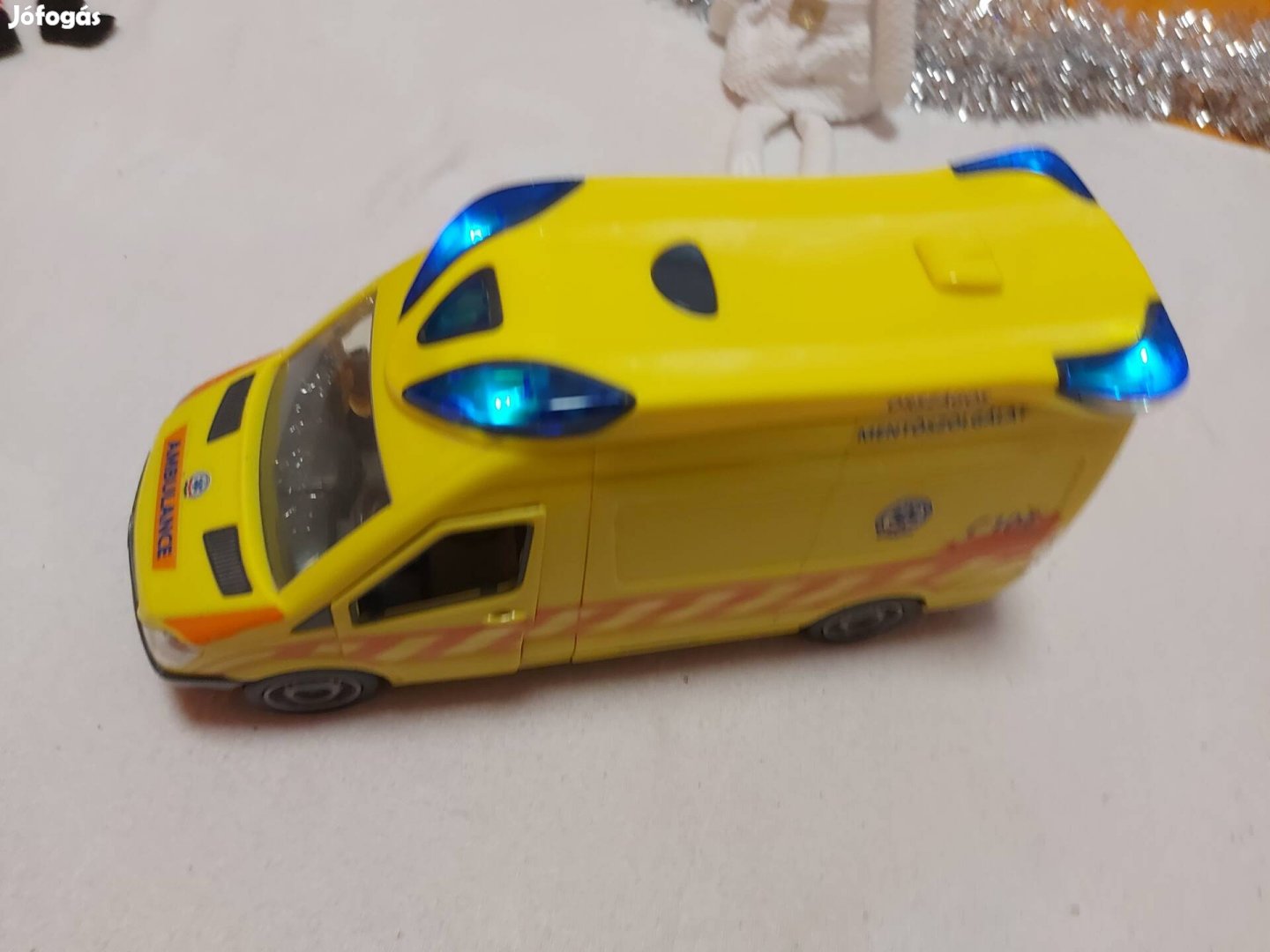 Elemes nagy mentőautó,nyitható ajtókkal,hordággyal!