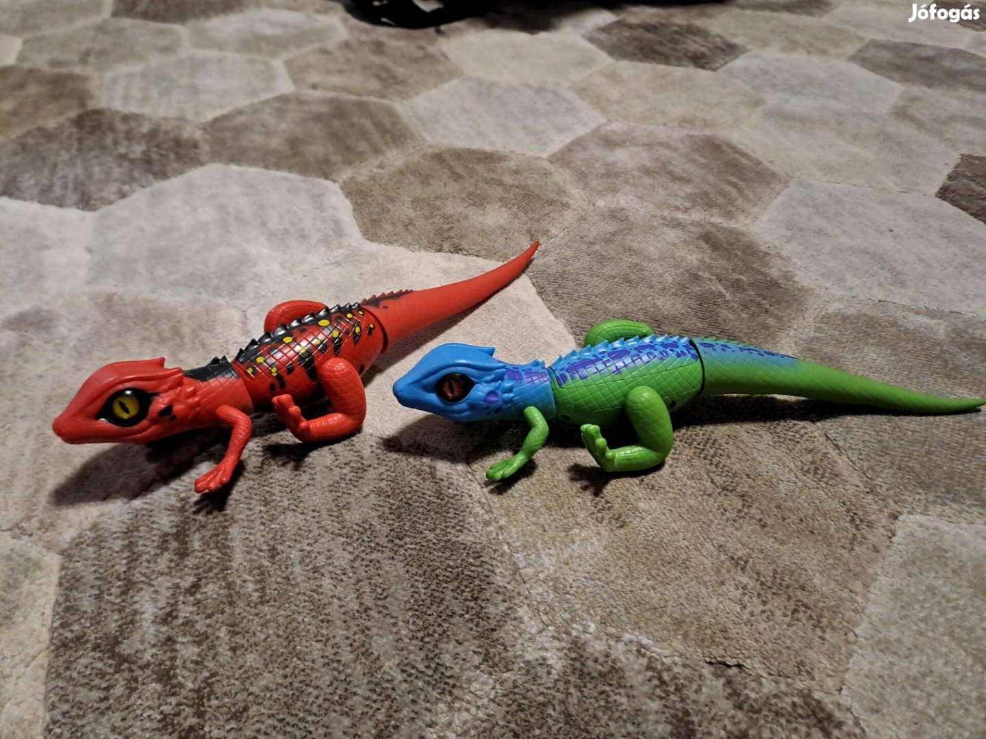 Elemmel működő interaktív gyík