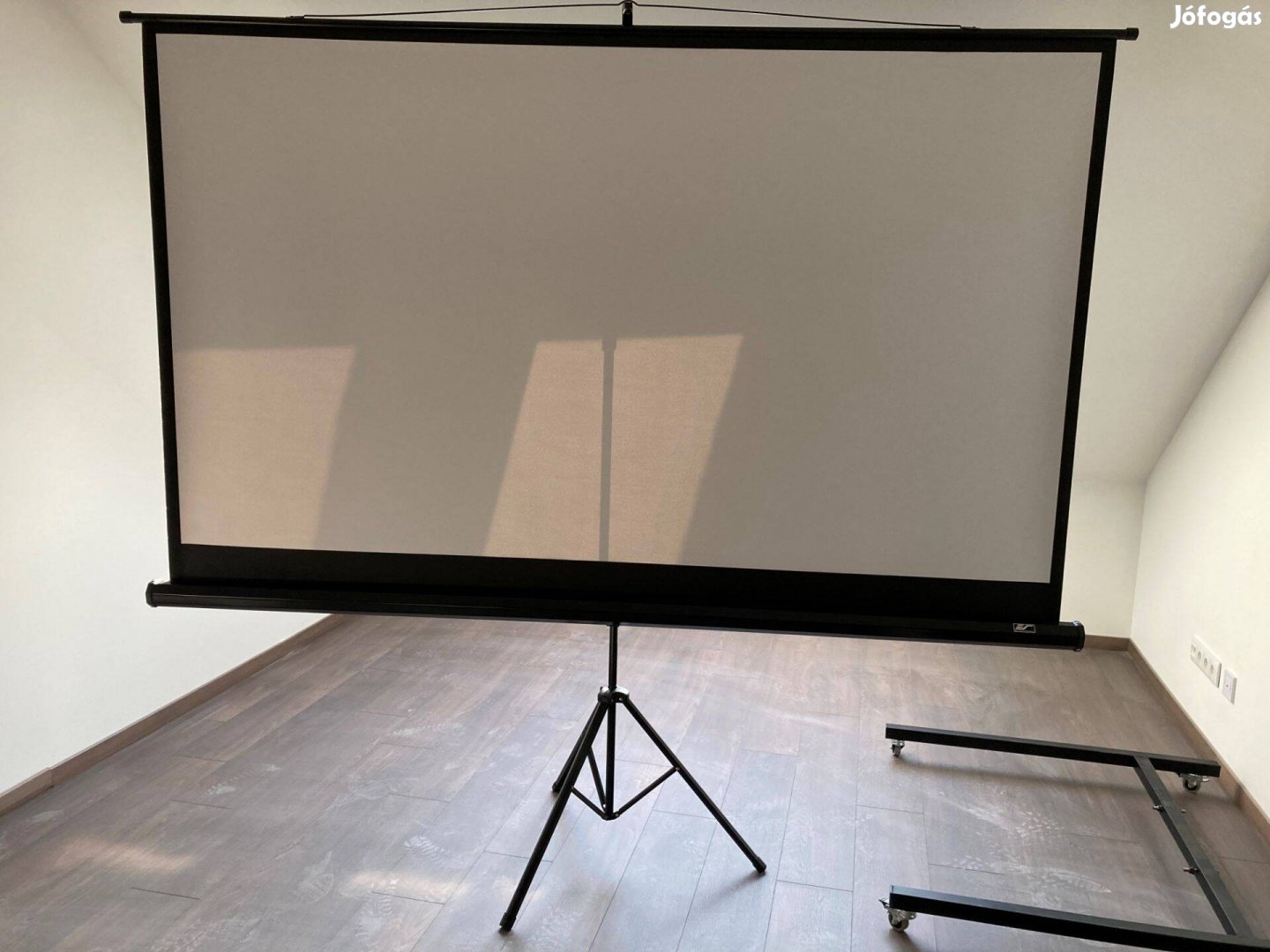 Elite Screens, állványos 100" (16:9) vetítő vászon