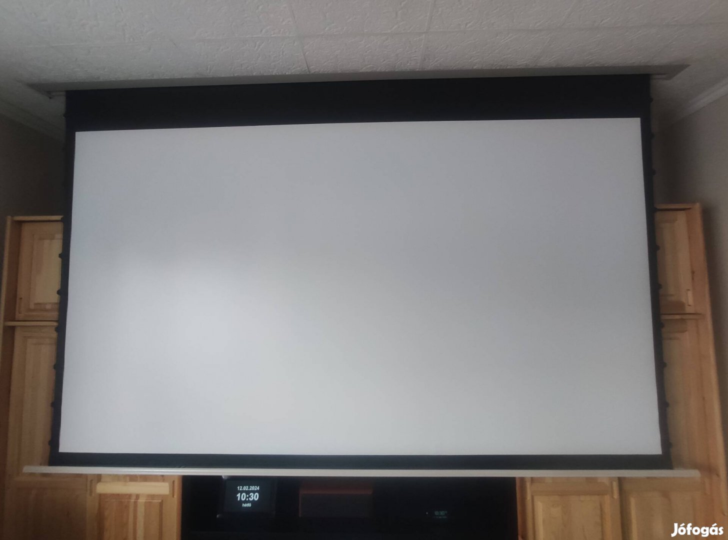 Elitescreens ETB120HW2-E8 mennyezete építhető vetitővászon 120"