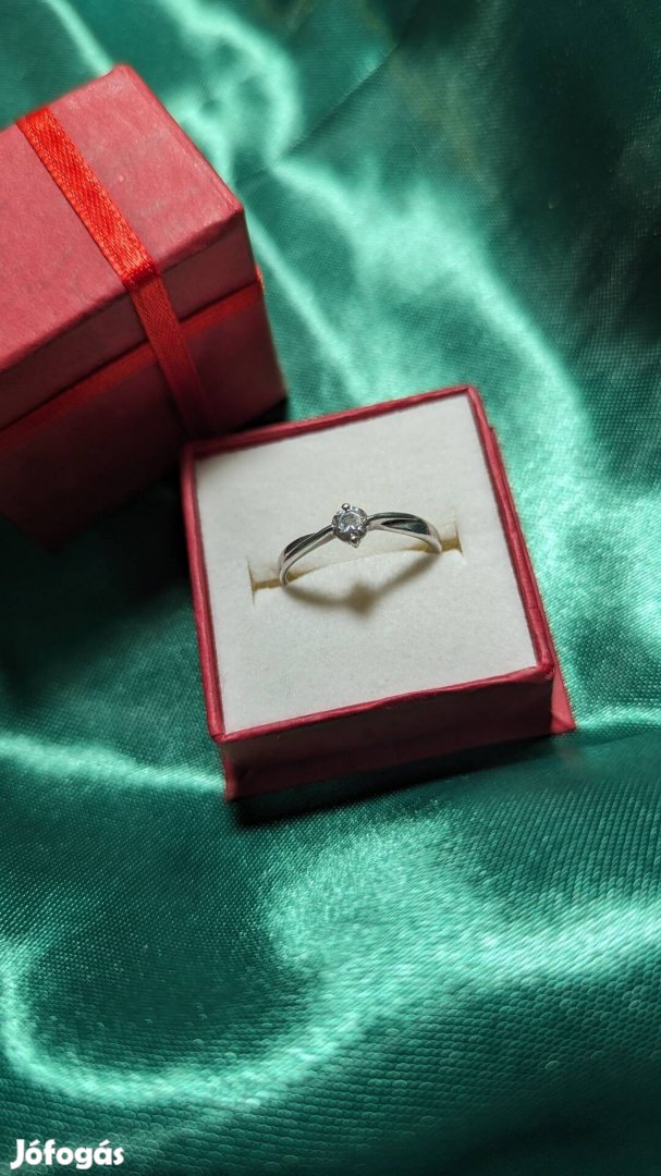 Eljegyzési gyűrű és ezüst karikagyűrű különböző méretben 