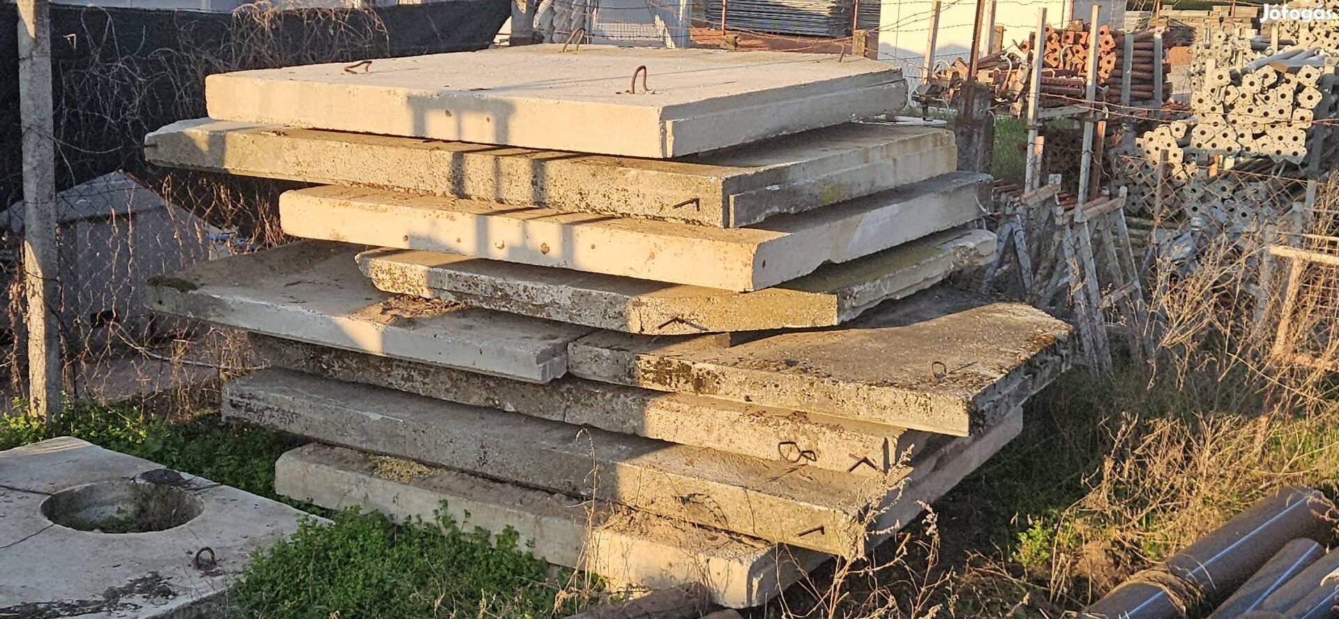 Előregyártott vasalt betontáblák