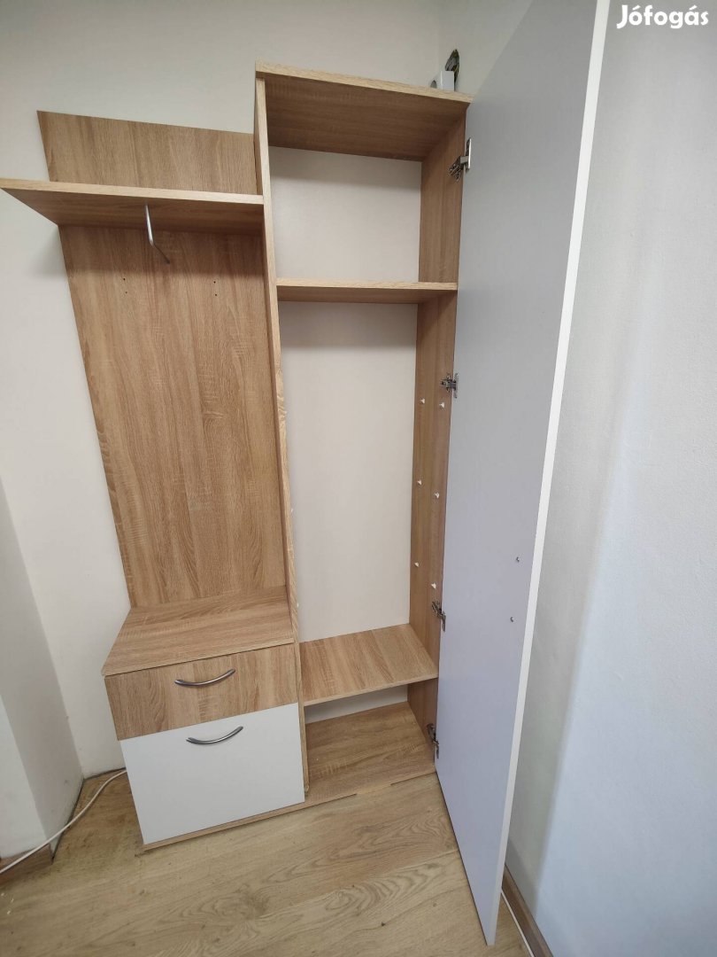 Előszoba szekrény tükrös ajtóval