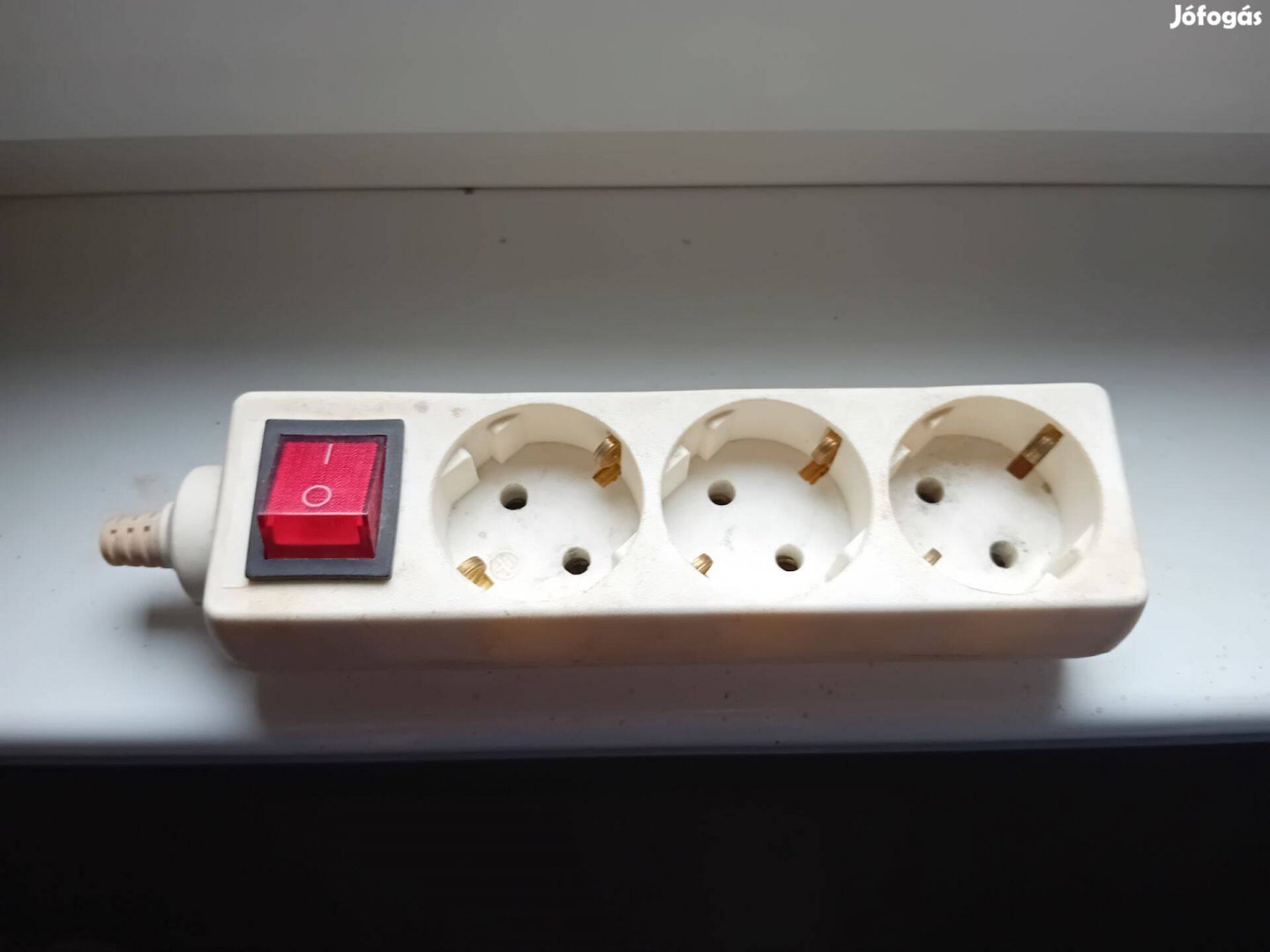 Elosztó hosszabbító vezetékelhető