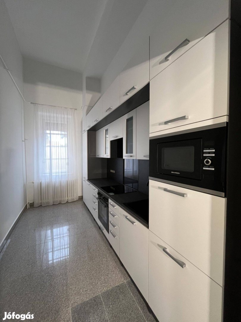 Első Emeleti Belvárosi Lakás Eladó