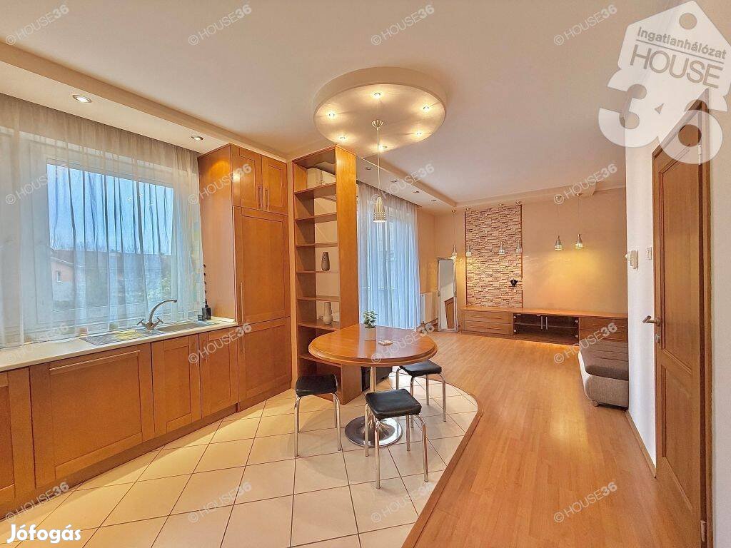 Első emeleti fiatalos lakás eladó
