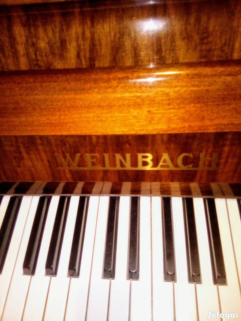Első rangú arany barna magasfényű koncert pianínó 
