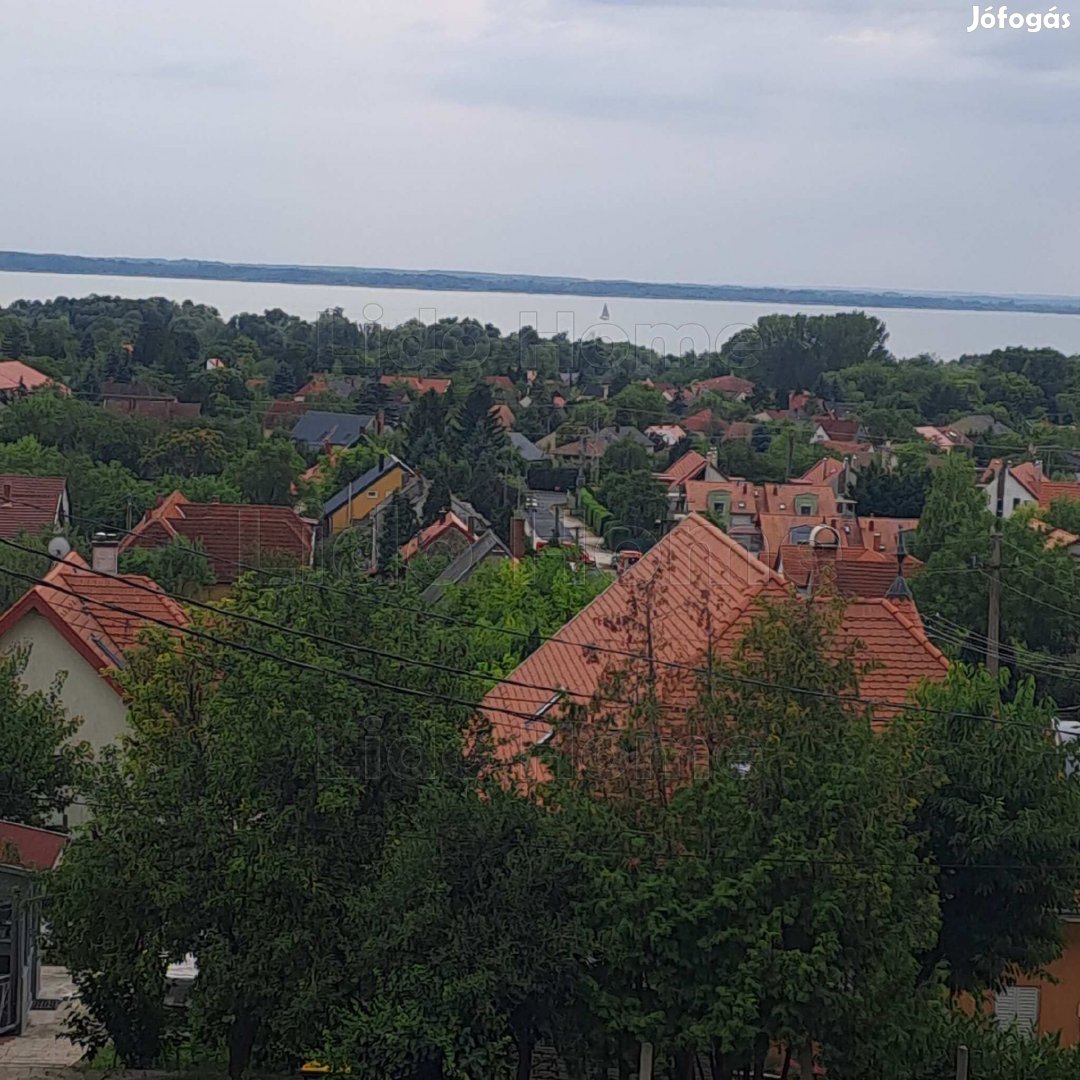 Elvehetetlen, örök BALATONI panorámás ház Vonyarcvashegyen eladó