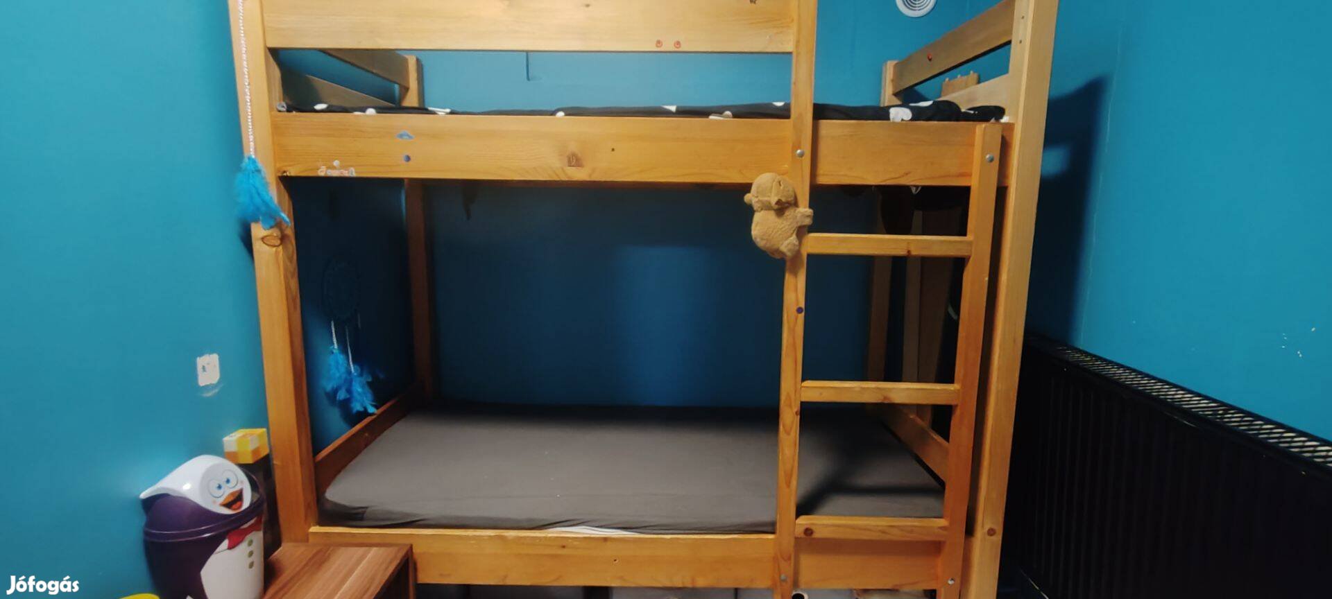 Emeletes ágy, tömör fa, matraccal