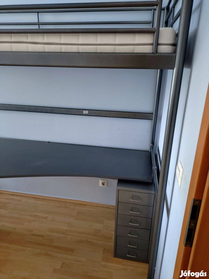 Emeletes ágy alsó részen asztallal és két fiókos szekrénnyel eladó