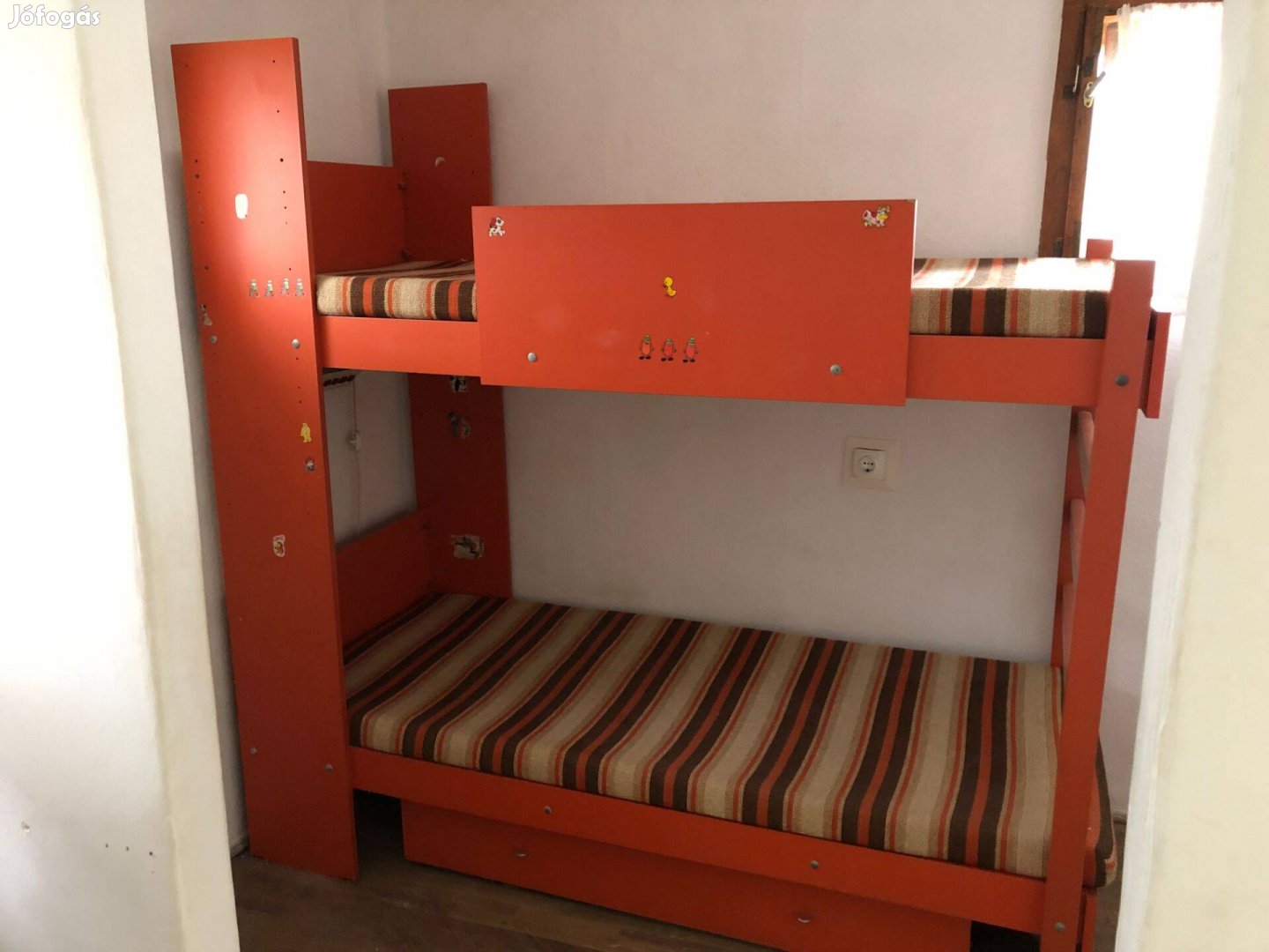 Emeletes ágy matraccal és ágyneműtartóval