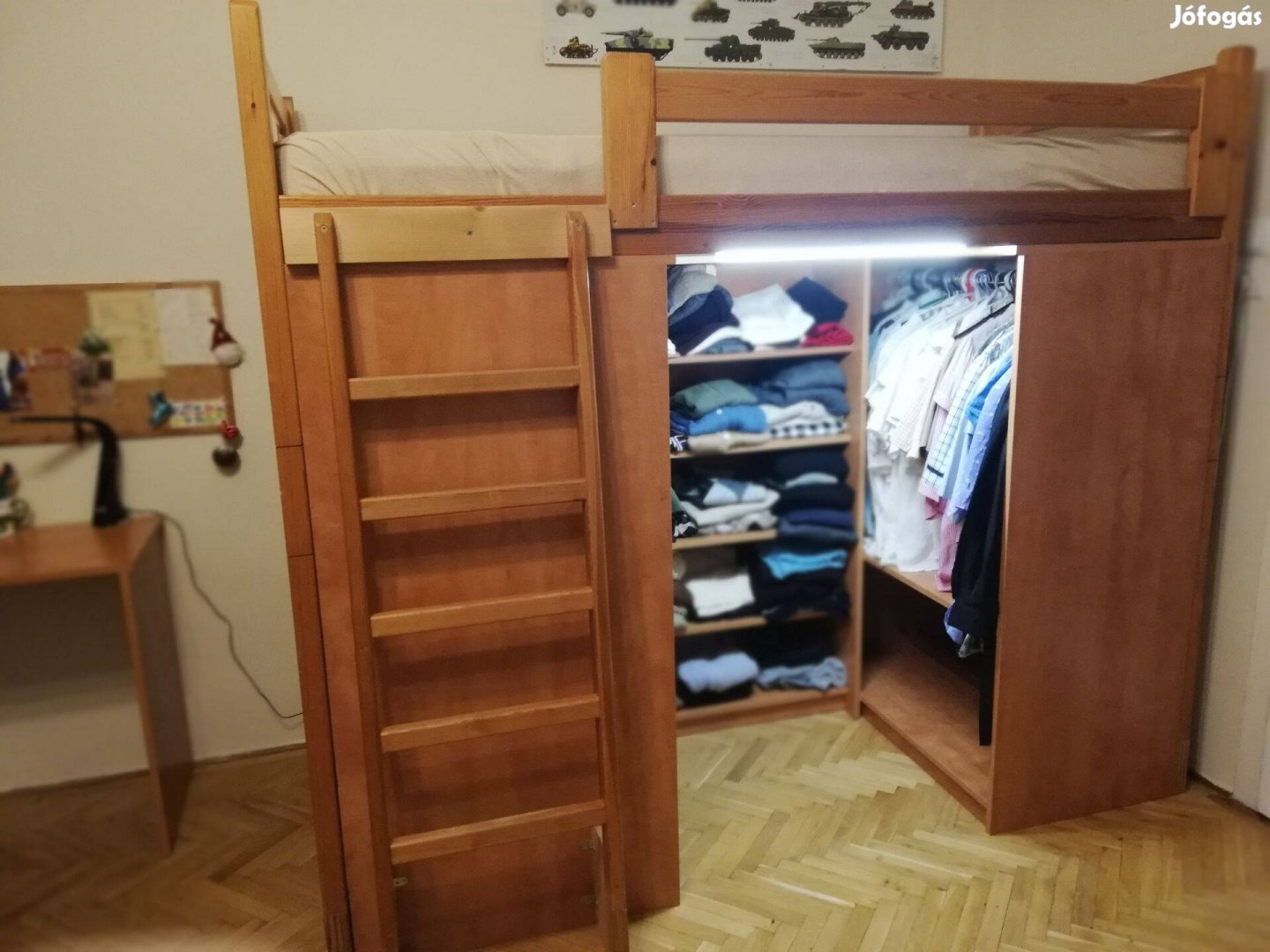 Emeletes ágy szekrényekkel íróasztallal