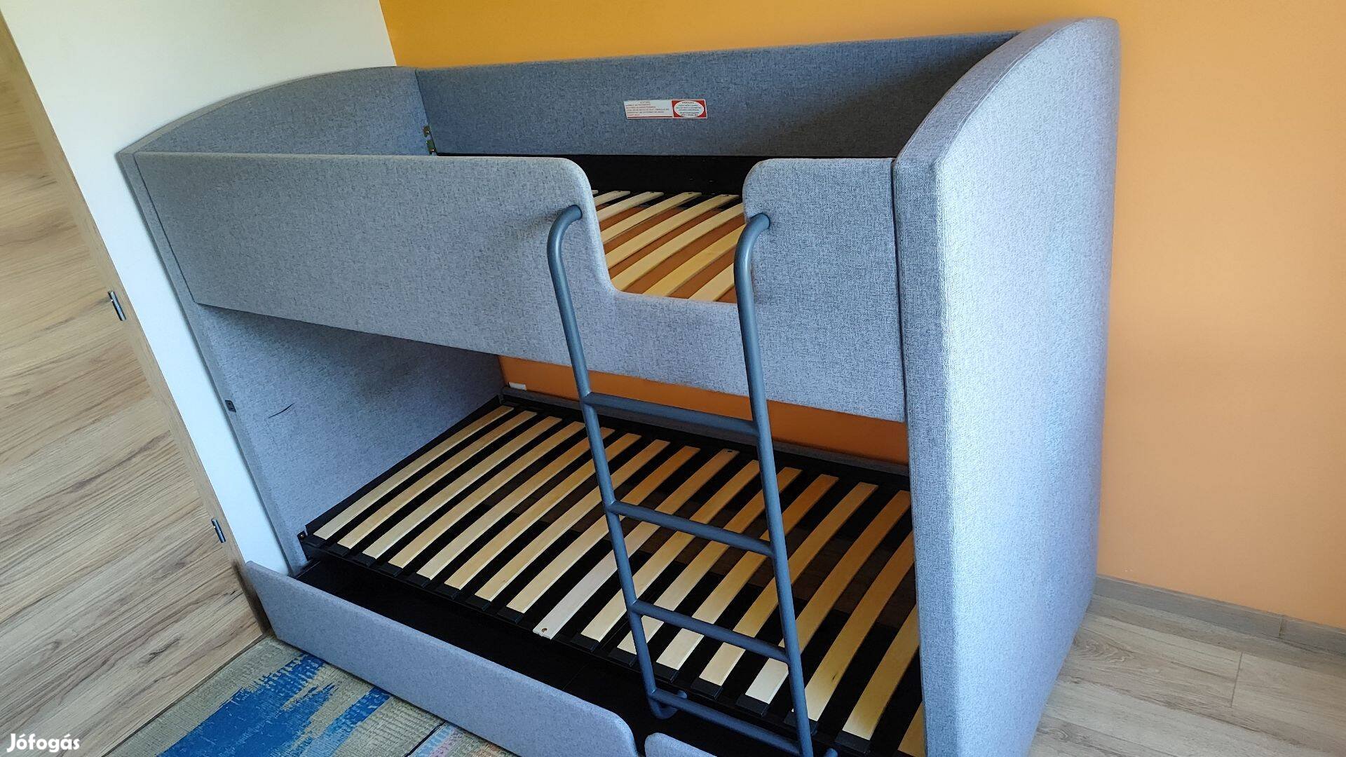 Emeletes gyermekágy szürke szövettel,matraccal