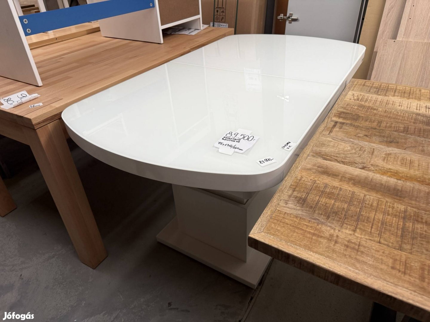 Emelhető bővíthető asztal