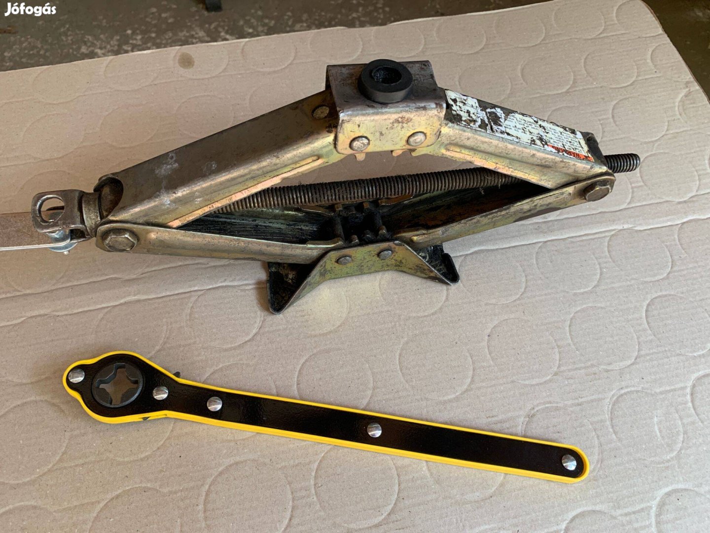 Emelő racsnis karral