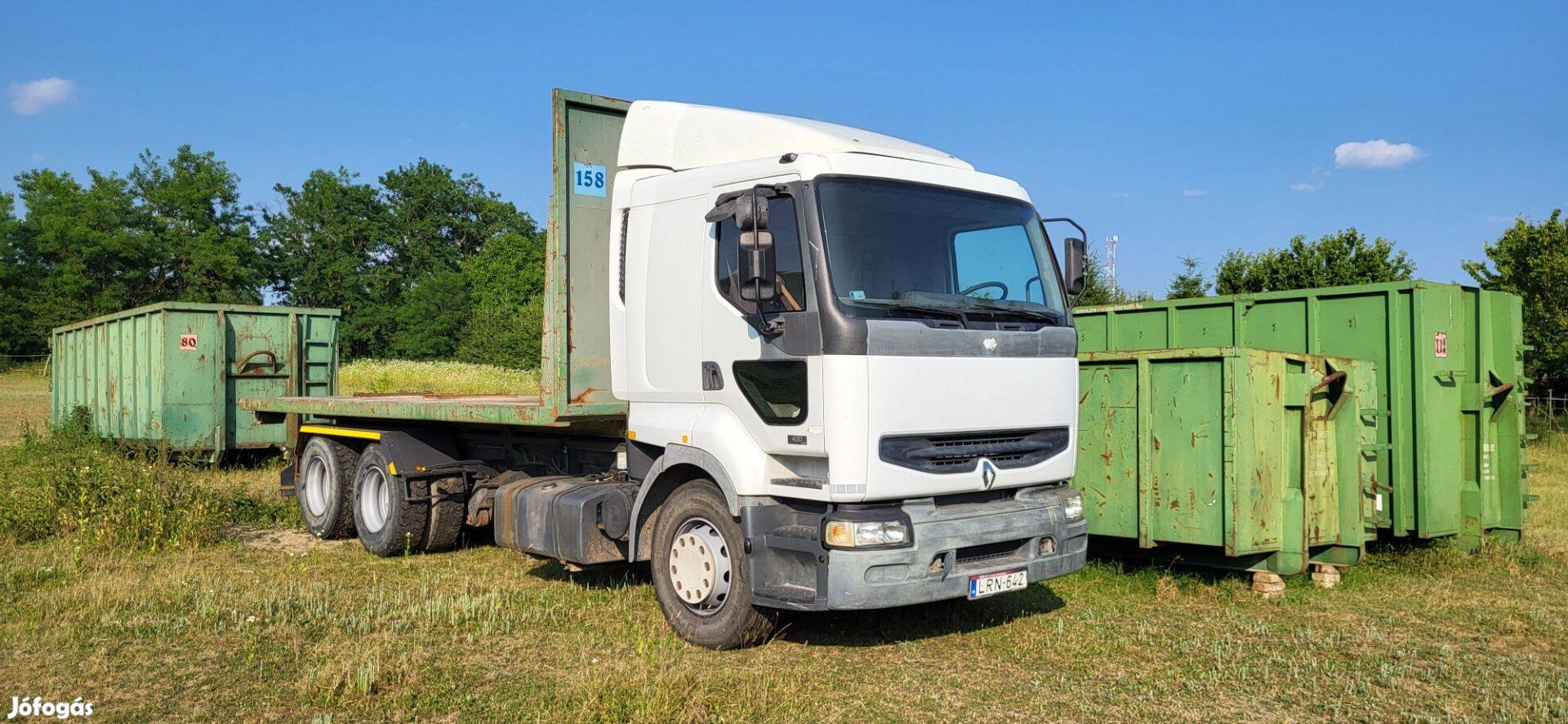 Emelőhorgos Renault tehergépjármű