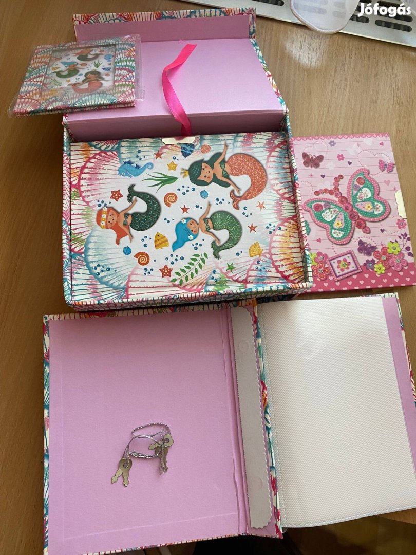 Emlékkönyv kicsiknek-nagyoknak doboz és kulcs