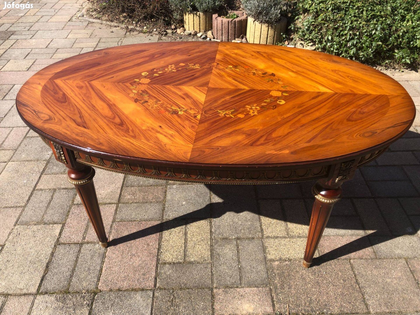 Empire dohányzó asztal