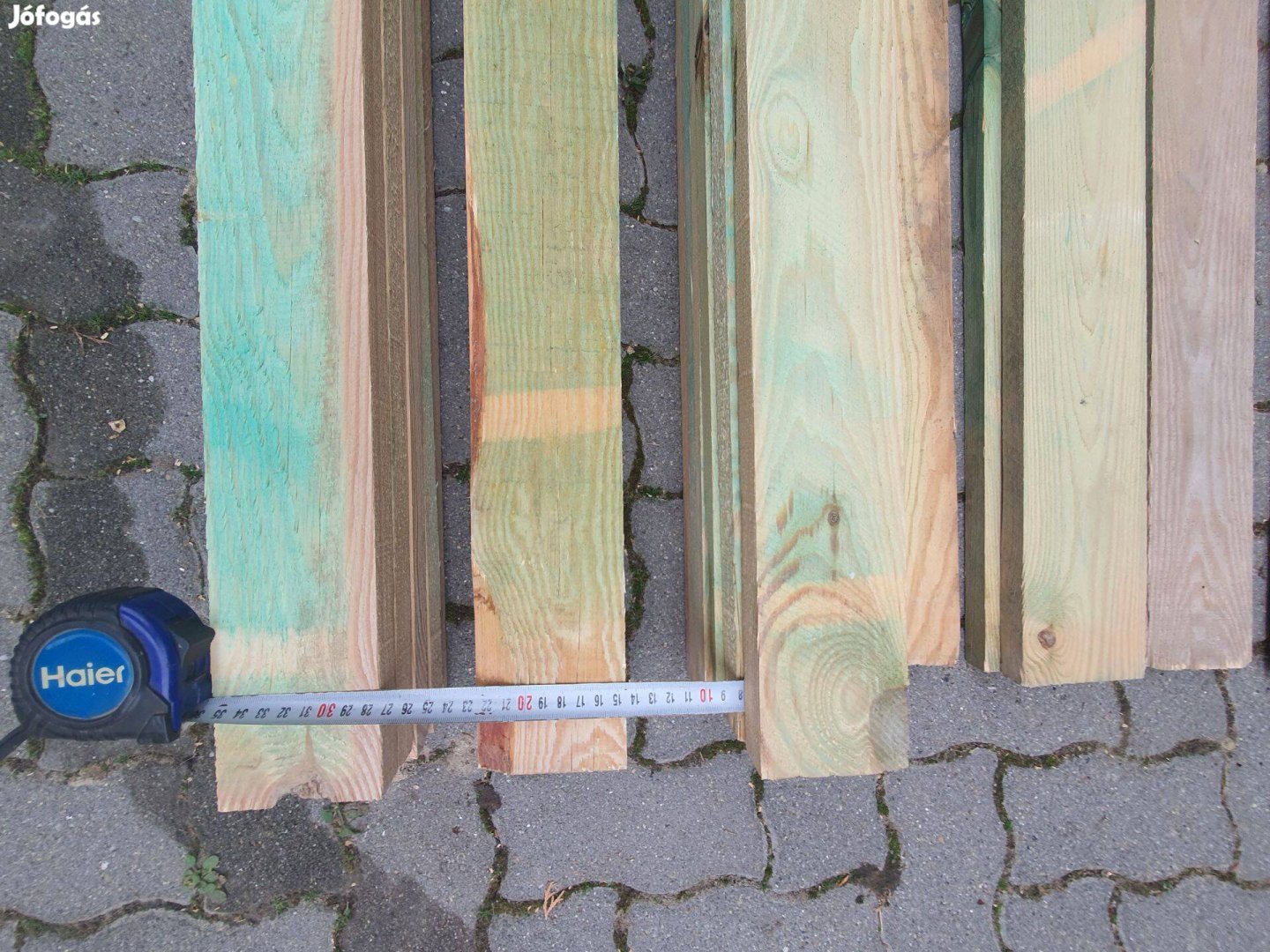 Építkezésből kimaradt friss faanyag