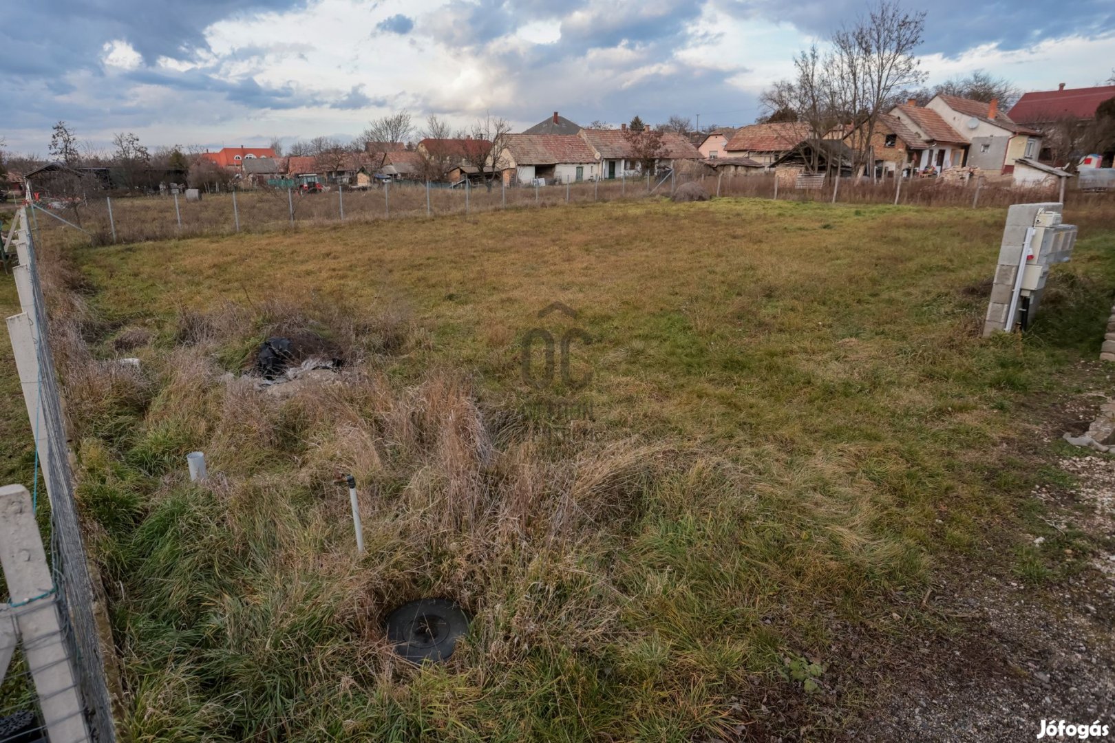 Építse fel álmai otthonát Pátka csendes utcájának végén.