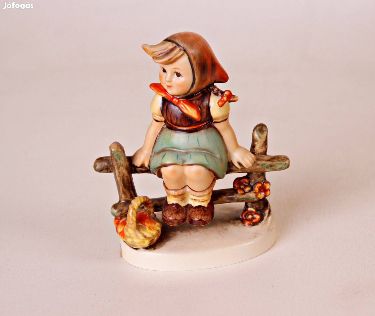 Éppen pihenő (Just resting) - 10 cm-es Hummel / Goebel porcelán figura