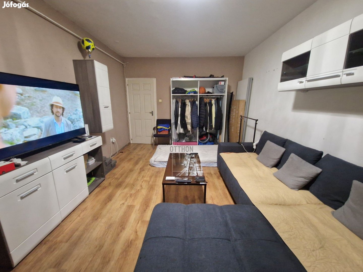 Érd központban 4.emeleti, 2 külön nyíló szobás, jó állapotú