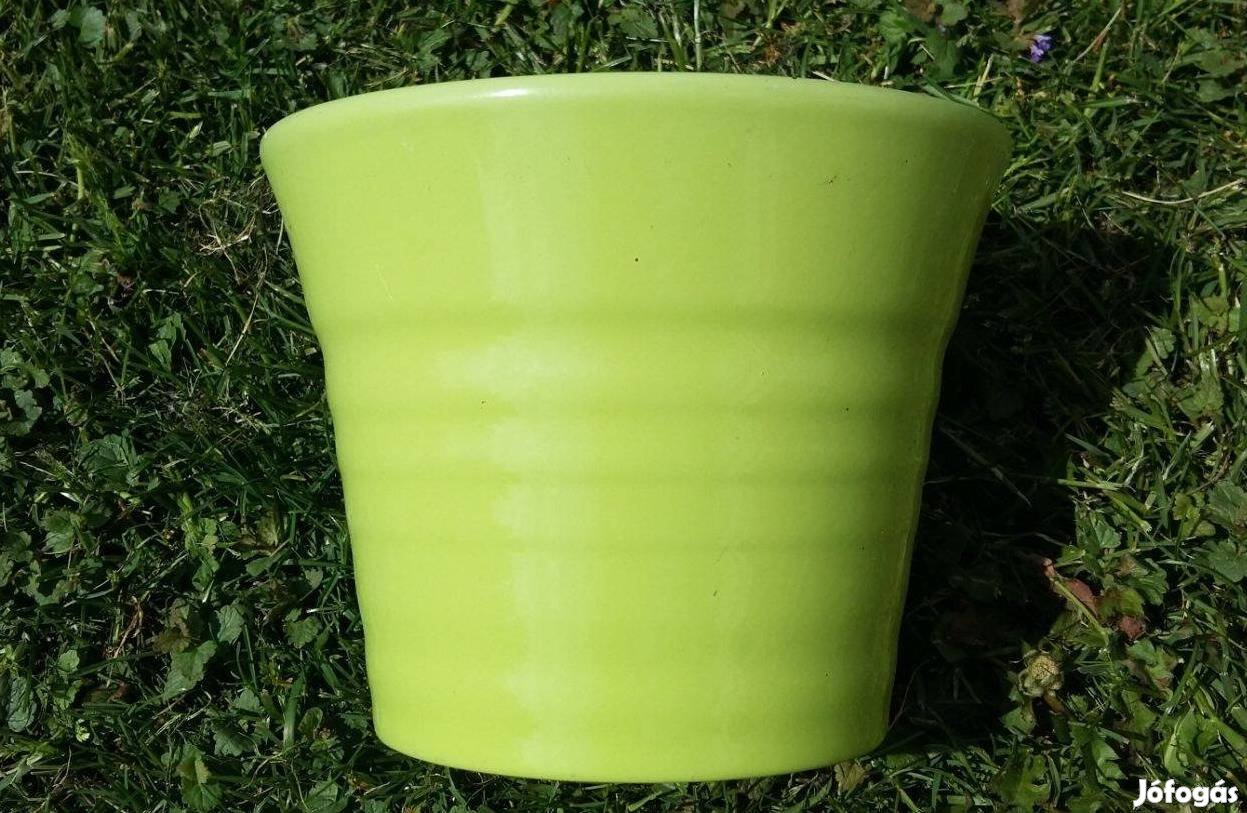 Érdekes formáju kaspó zöld