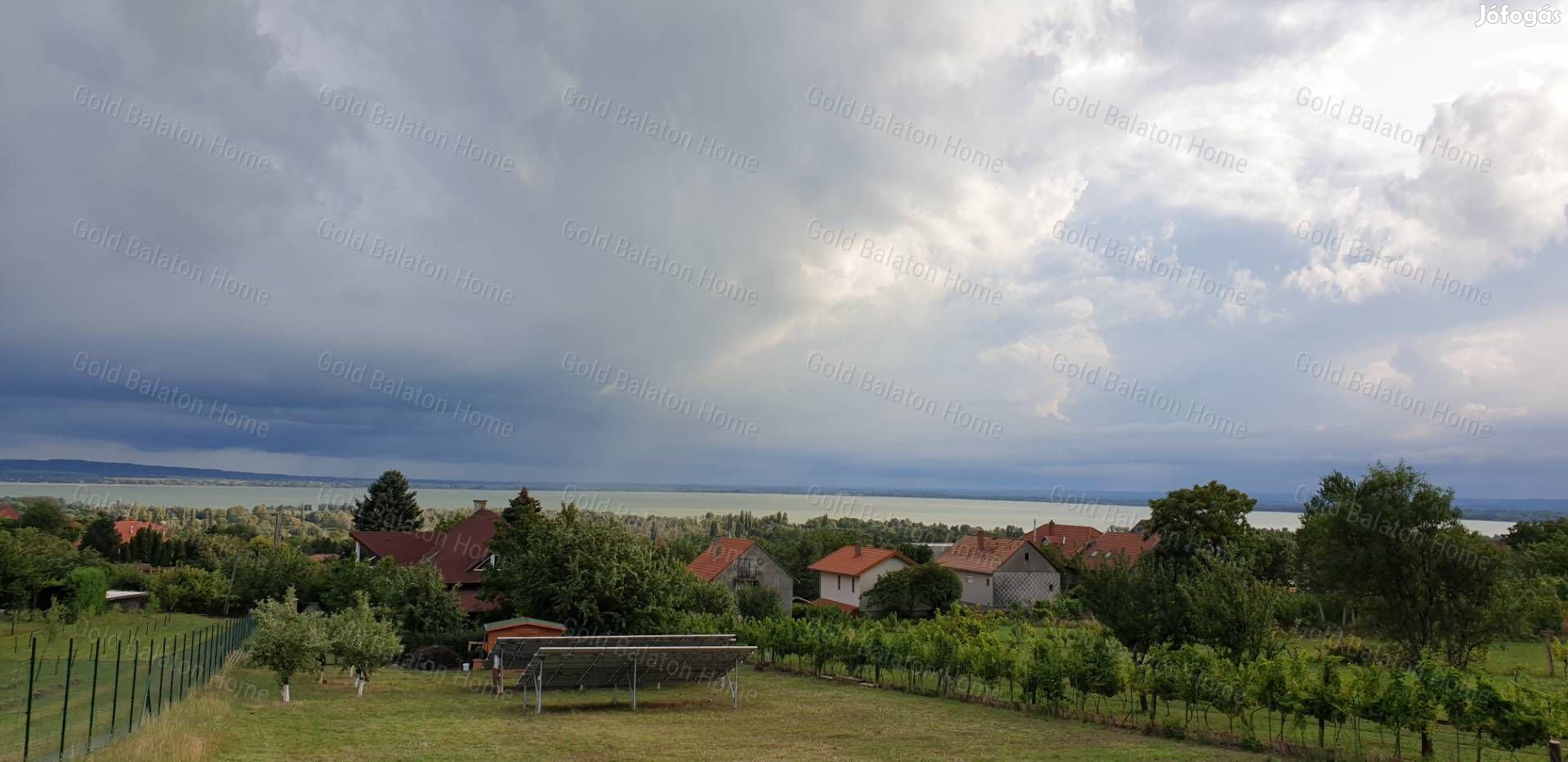 Erdő alatti, impozáns, panorámás családi ház Gyenesdiáson