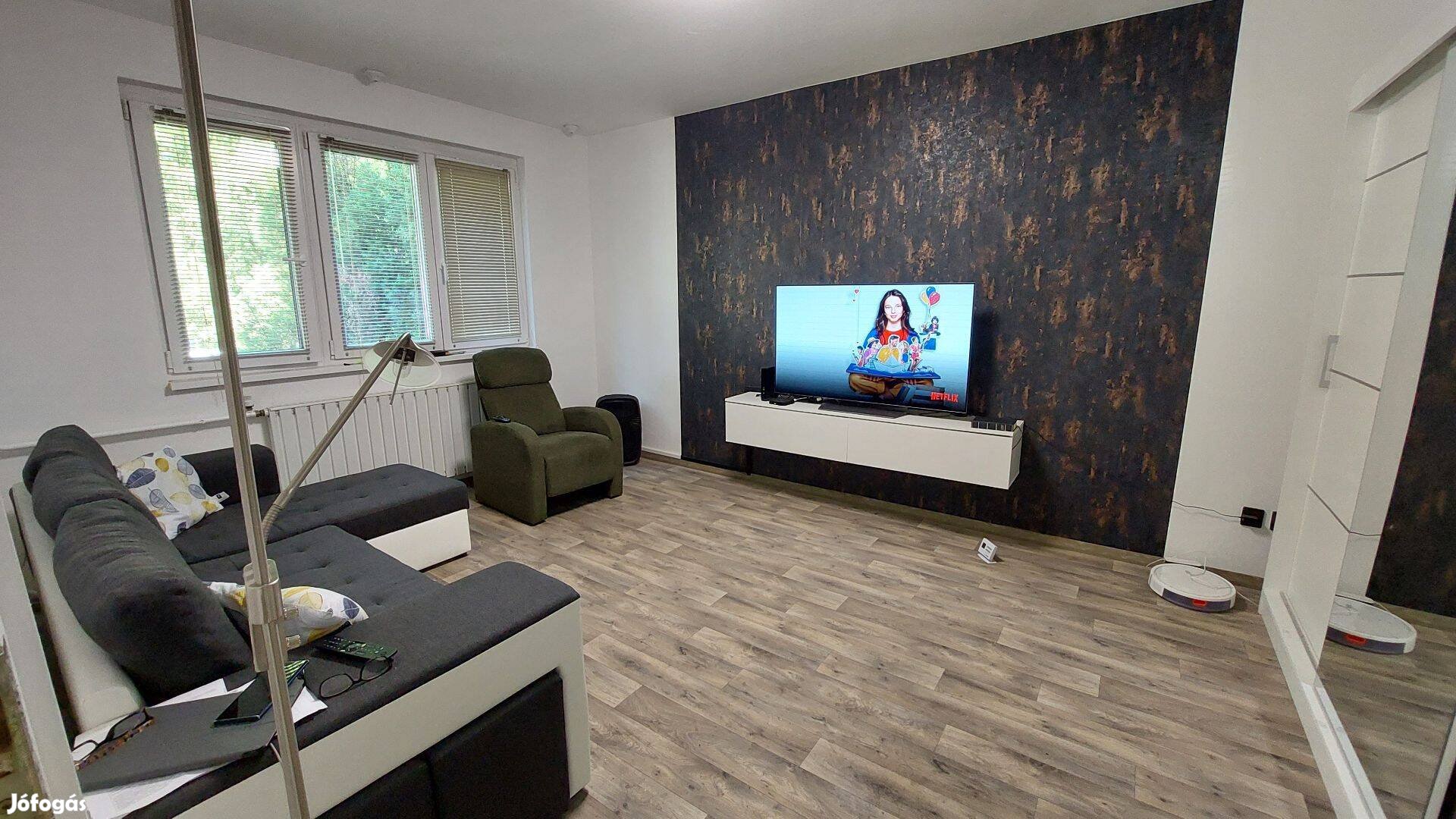 Erdőhöz közeli földszinti lakás garázzsal eladó