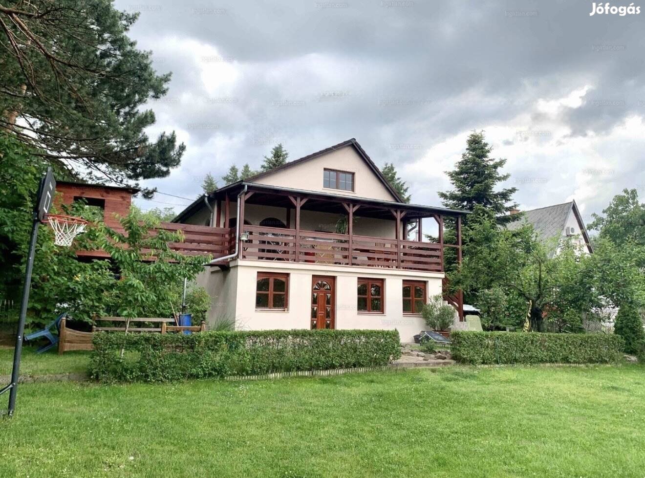 Erdőkertesen, a fenyves szomszédságában otthon, ahol