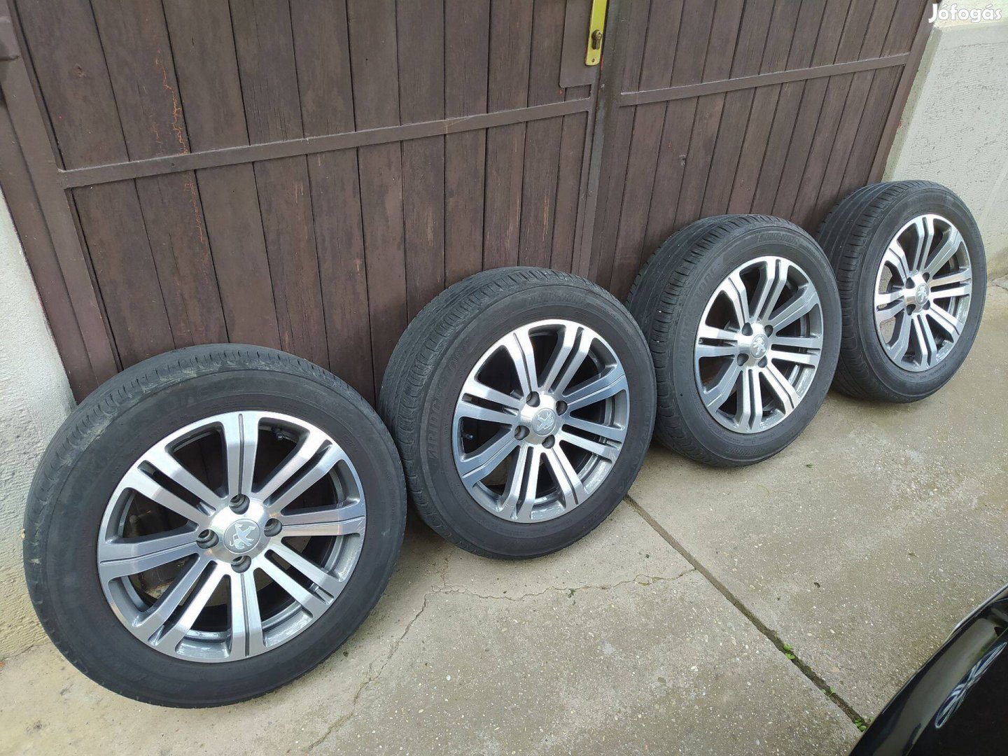 Eredeti 16" Peugeot könnyűfém felnik, Bridgestone gumik, csavarok