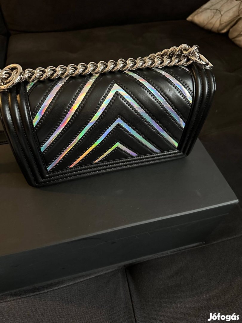 Eredeti Chanel boyhand táskát!