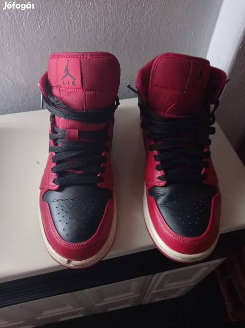 Eredeti Jordan 1 mid cipő. 