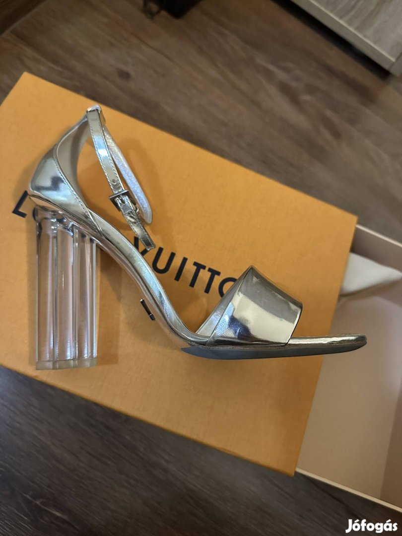 Eredeti Louis Vuitton ezüst szandál!