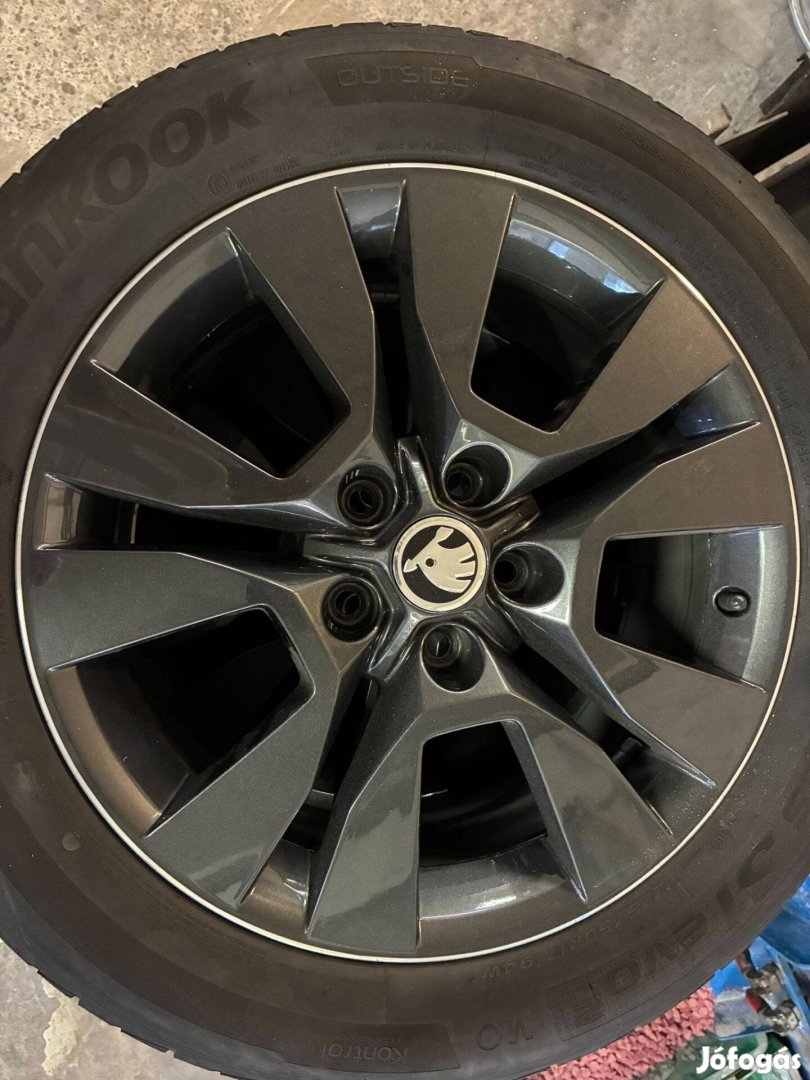 Eredeti Skoda Octavia Superb Kamiq alufelni szett gumikkal eladó 17-es