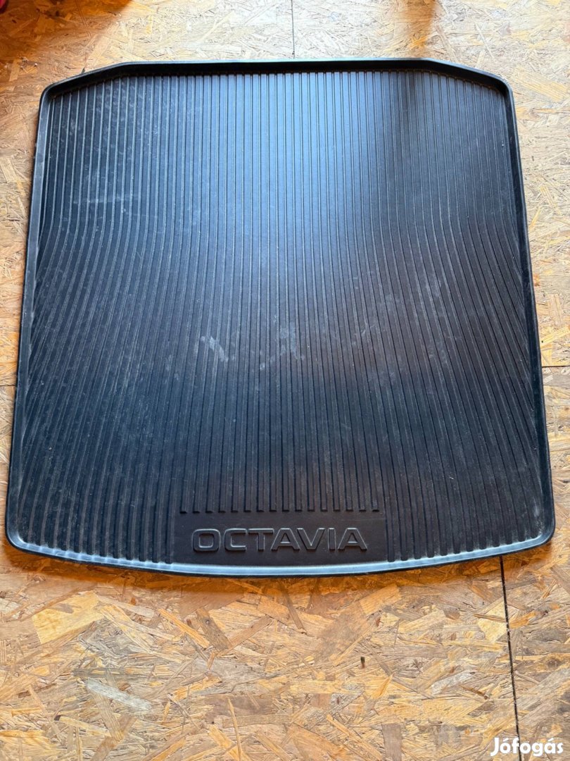 Eredeti Skoda Octavia sedan csomagtértálca
