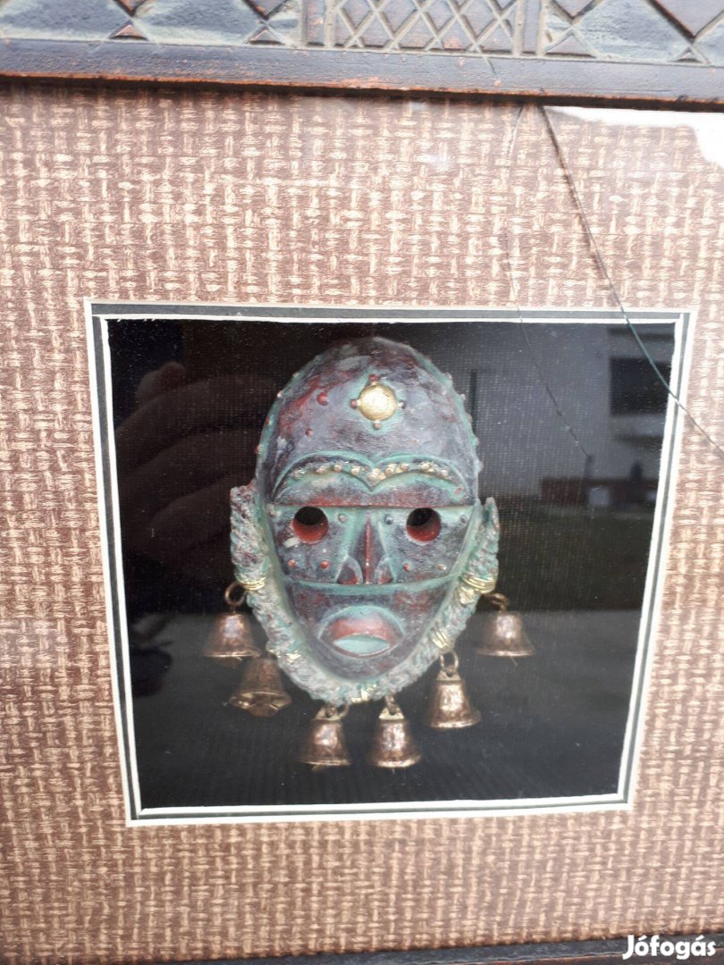 Eredeti, Afrikában vásárolt törzsi maszkok képkeretben