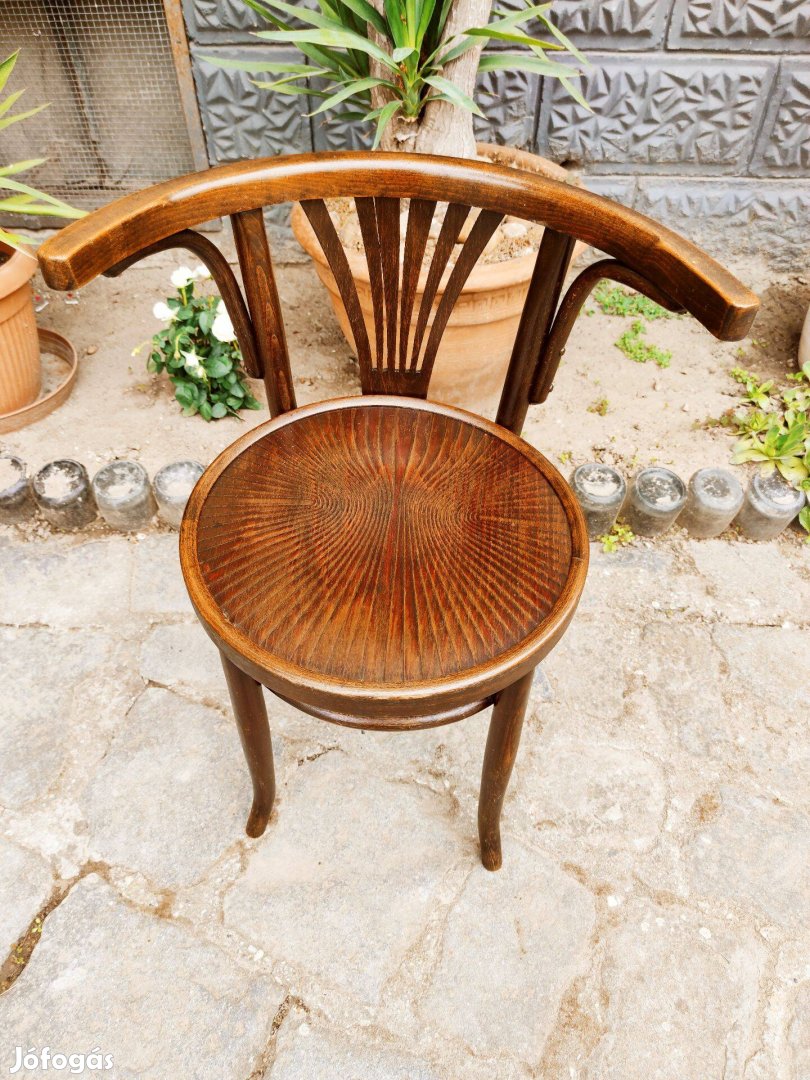 Eredeti antik karfás debreceni Thonet kávéházi szék szép és stabil áll