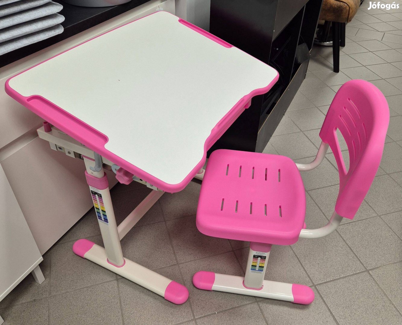 Ergonómikus kialakítású gyerekasztal és szék szett