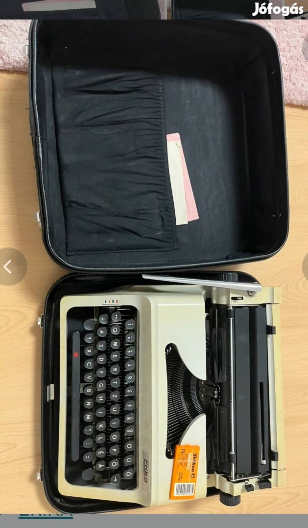 Erika írógép gyári dobozában, dokumentációval