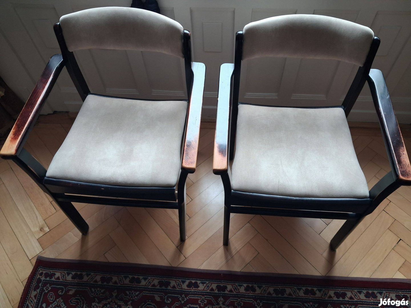 Erős, design karfás szék eladó Margit hídnál, 2 db , 25000