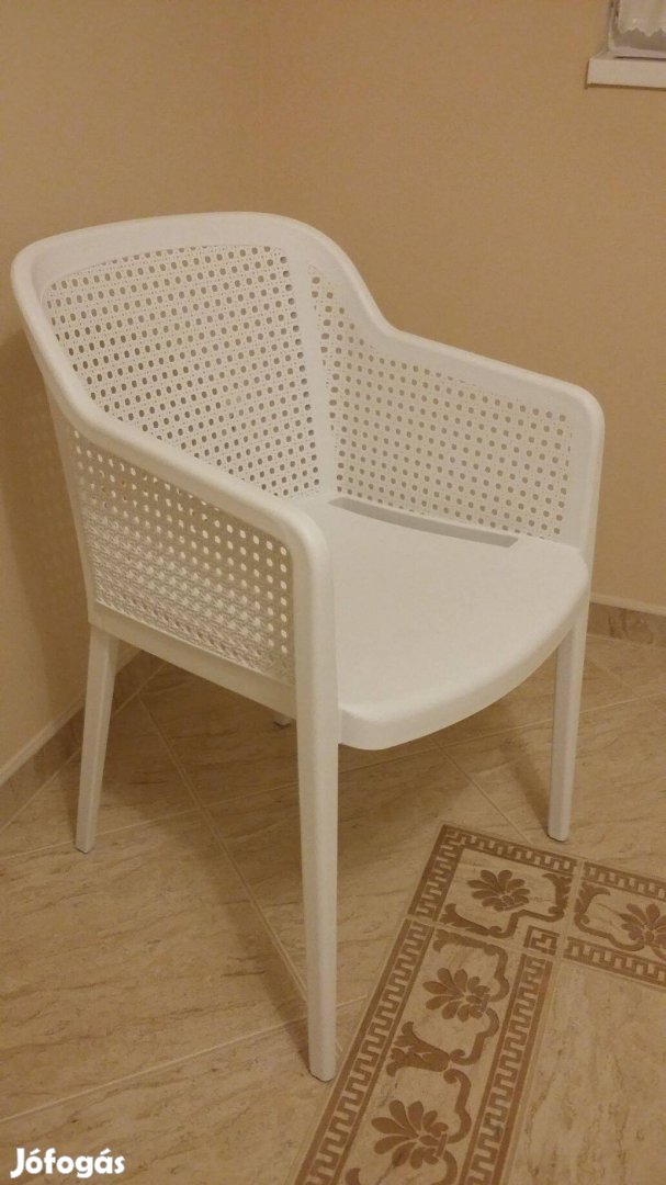 Erős, stabil, kényelmes,fehér műanyag szék(ek) kültérre-beltérre (új)