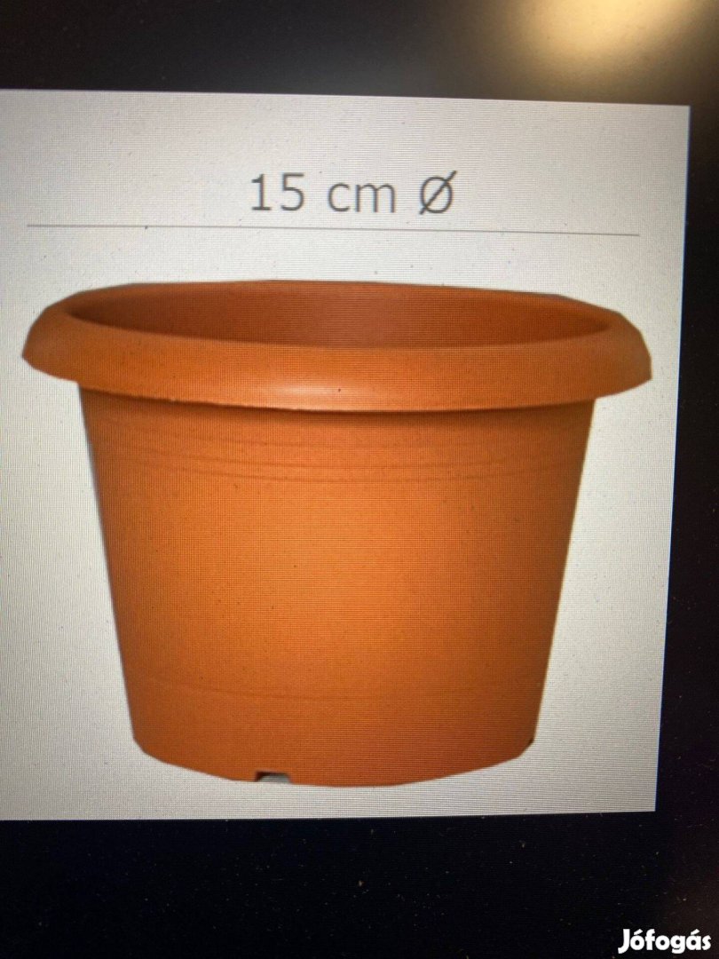 Erős, vastag falú, többször használható , strapabíró, műanyag cserép