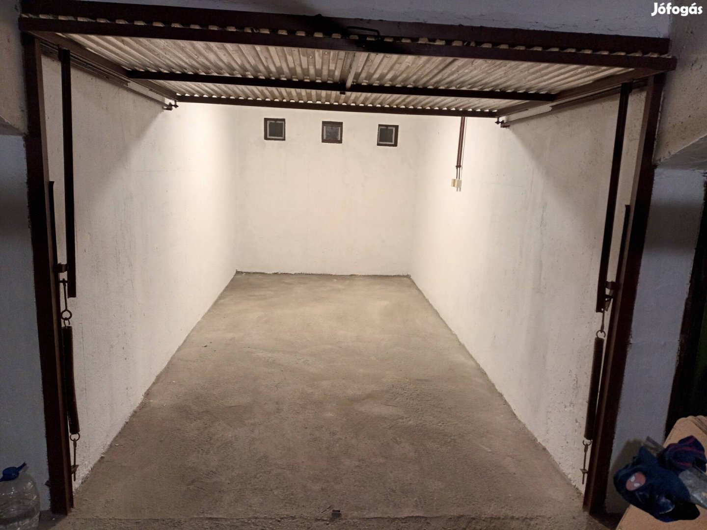 Értékesitésre váró garázs.